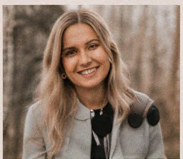 Portrait einer lächelnden Frau in natürlicher Umgebung