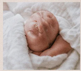 Neugeborenes Baby in weißen Tüchern